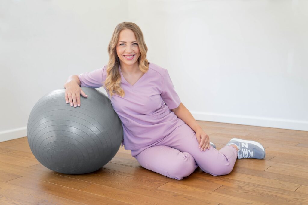 fizjoterapeutka z dużą piłką